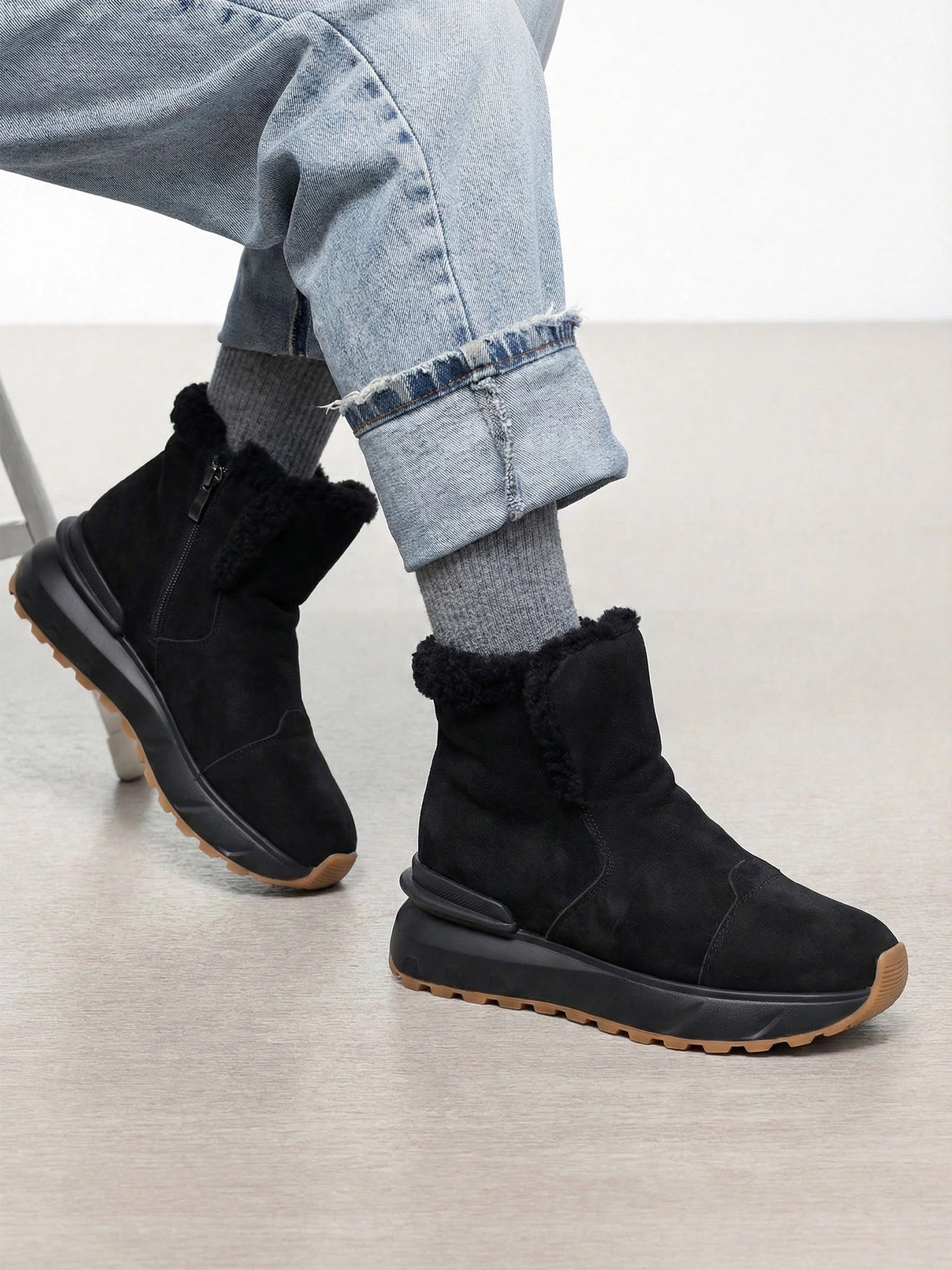 Ботинки черного цвета на рельефной подошве